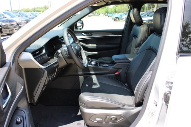 2026 Jeep Grand Cherokee Laredo Altitude