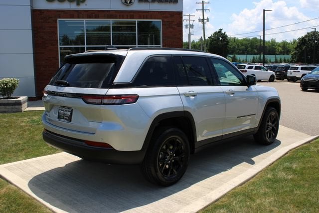 2026 Jeep Grand Cherokee Laredo Altitude