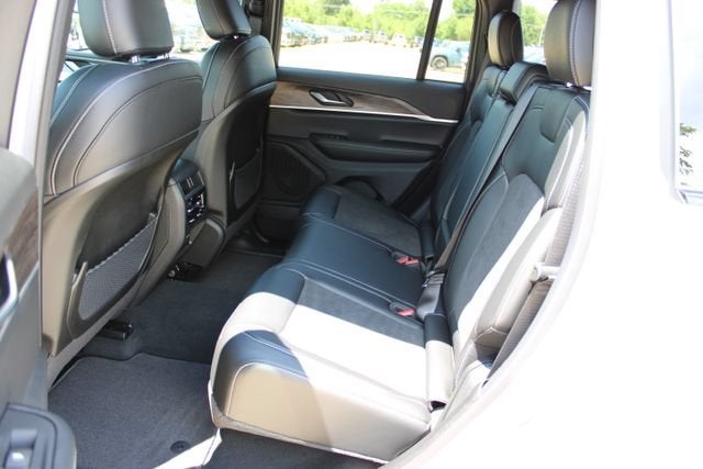 2026 Jeep Grand Cherokee Laredo Altitude