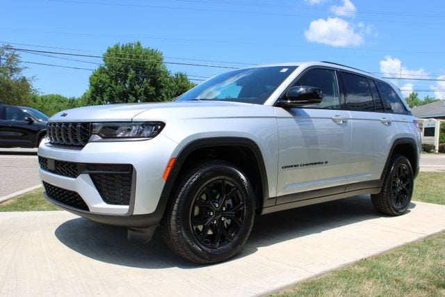 2026 Jeep Grand Cherokee Laredo Altitude