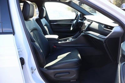 2026 Jeep Grand Cherokee Laredo Altitude