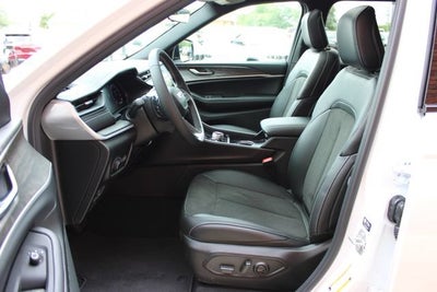 2026 Jeep Grand Cherokee Laredo Altitude