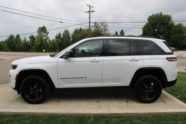 2026 Jeep Grand Cherokee Laredo Altitude