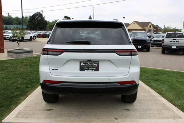 2026 Jeep Grand Cherokee Laredo Altitude