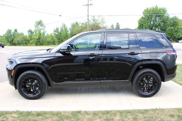 2026 Jeep Grand Cherokee Laredo Altitude