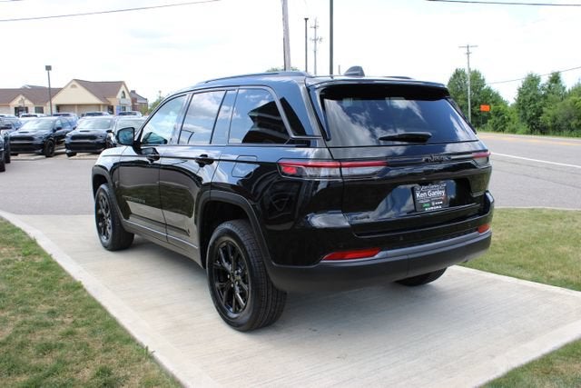 2026 Jeep Grand Cherokee Laredo Altitude