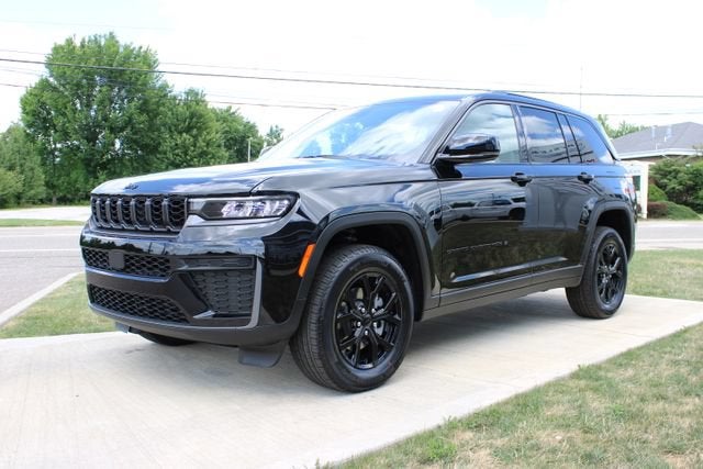 2026 Jeep Grand Cherokee Laredo Altitude