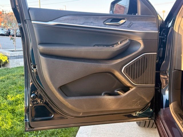 2027 Jeep Grand Cherokee Limited Reserve