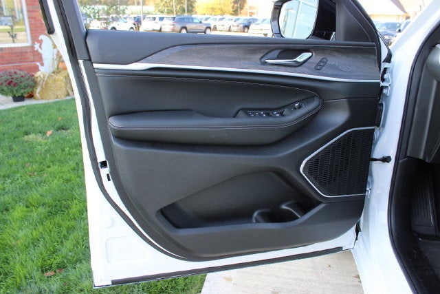 2027 Jeep Grand Cherokee Limited Reserve