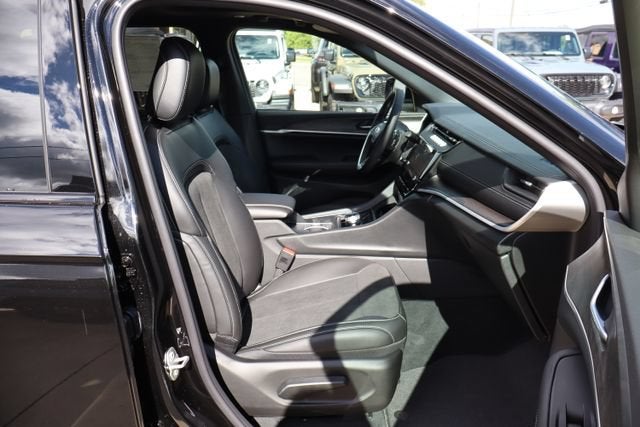 2026 Jeep Grand Cherokee L Laredo Altitude