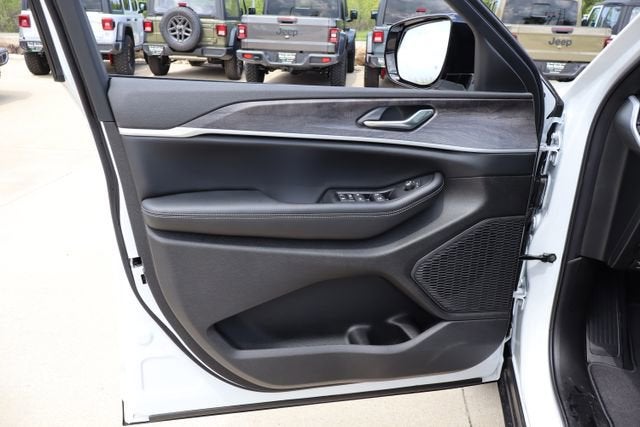 2026 Jeep Grand Cherokee L Laredo Altitude