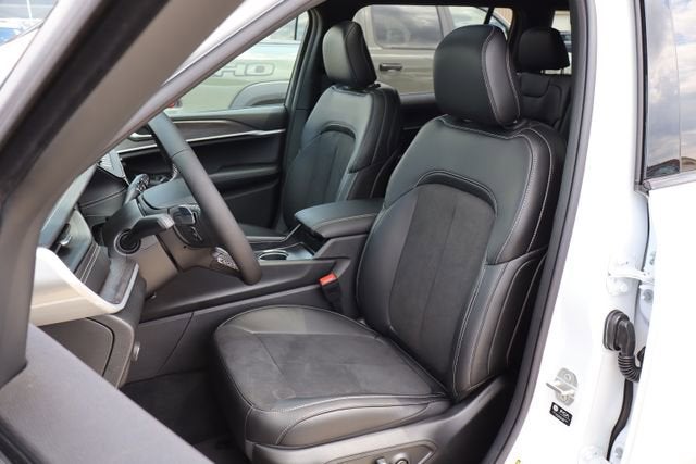 2026 Jeep Grand Cherokee L Laredo Altitude