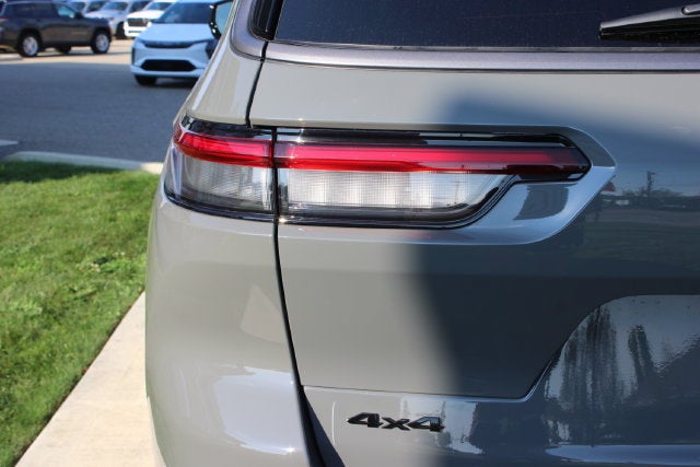 2027 Jeep Grand Cherokee L Laredo Altitude