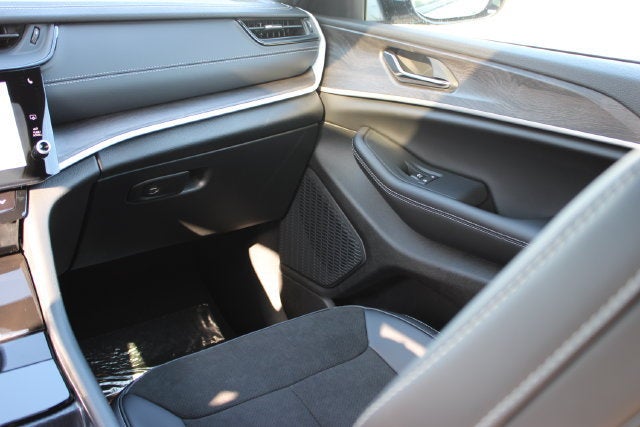 2027 Jeep Grand Cherokee L Laredo Altitude