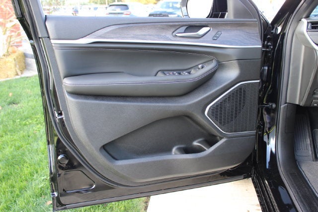 2027 Jeep Grand Cherokee L Limited Reserve