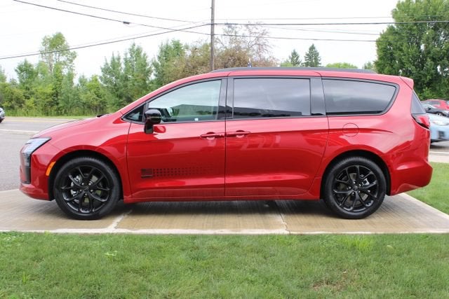 2027 Chrysler Pacifica Select