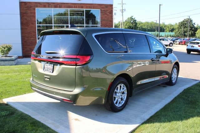 2027 Chrysler Pacifica Select