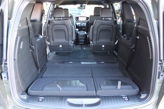 2027 Chrysler Pacifica Select