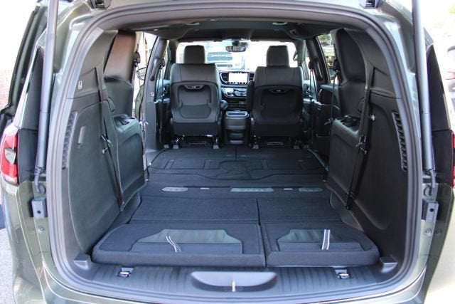 2027 Chrysler Pacifica Select