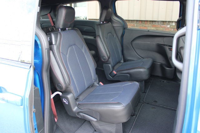 2027 Chrysler Pacifica Select