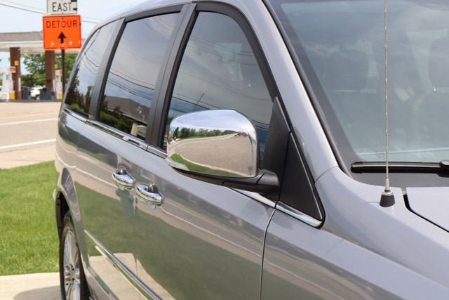 2016 Chrysler Town & Country Touring-L Anniversary Edition