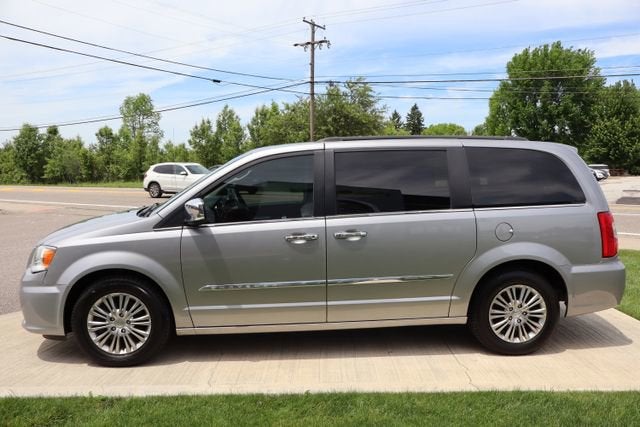 2016 Chrysler Town & Country Touring-L Anniversary Edition