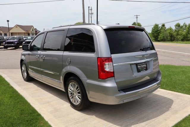 2016 Chrysler Town & Country Touring-L Anniversary Edition