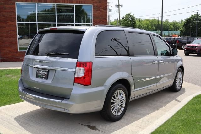2016 Chrysler Town & Country Touring-L Anniversary Edition