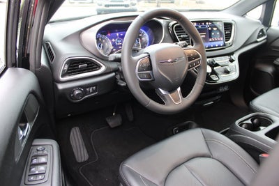 2025 Chrysler Voyager LX