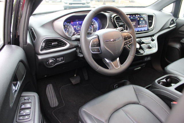 2025 Chrysler Voyager LX