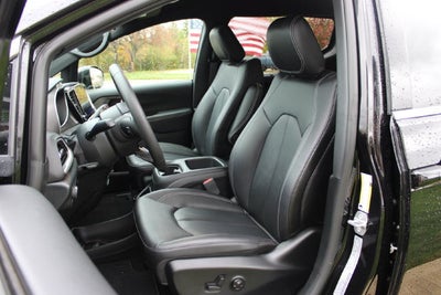 2025 Chrysler Voyager LX
