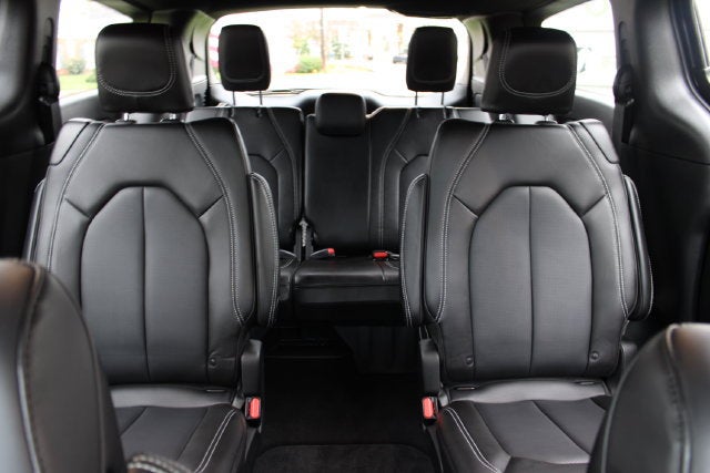 2025 Chrysler Voyager LX