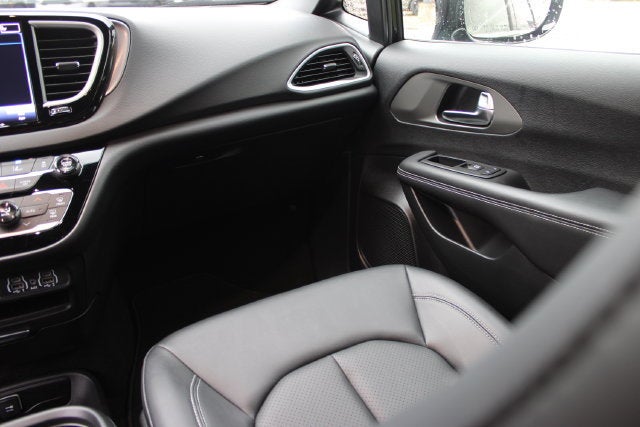 2025 Chrysler Voyager LX