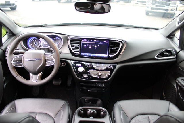 2025 Chrysler Voyager LX