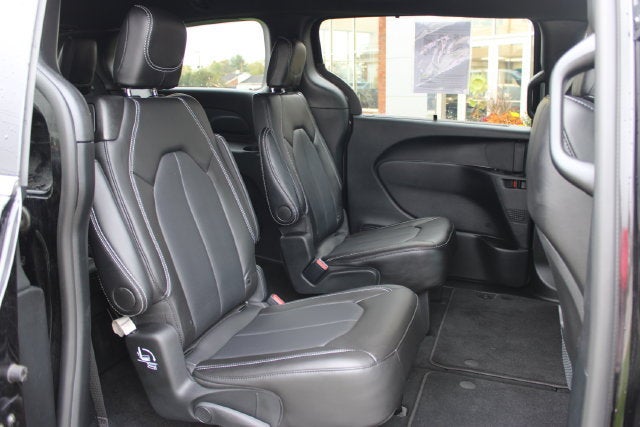 2025 Chrysler Voyager LX
