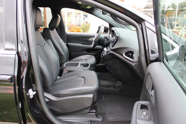 2025 Chrysler Voyager LX