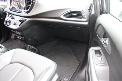 2025 Chrysler Voyager LX