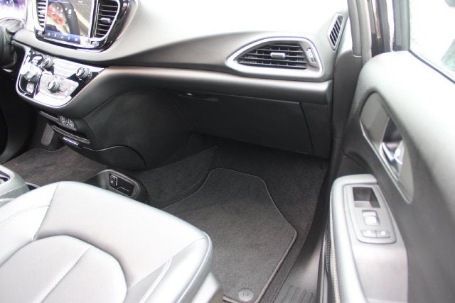 2025 Chrysler Voyager LX