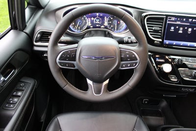 2025 Chrysler Voyager LX