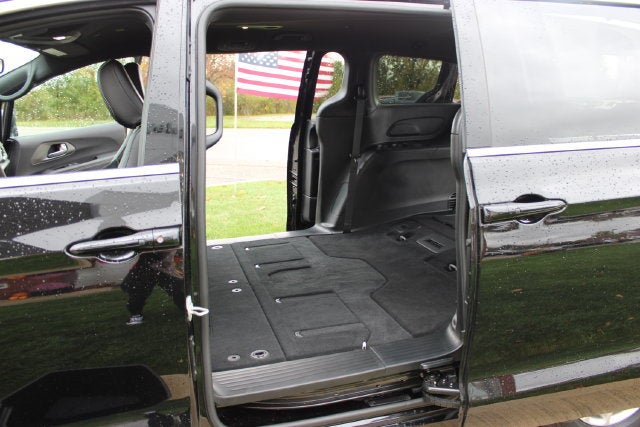 2025 Chrysler Voyager LX