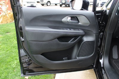 2025 Chrysler Voyager LX