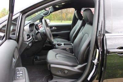 2025 Chrysler Voyager LX
