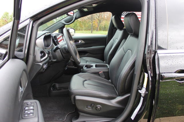 2025 Chrysler Voyager LX