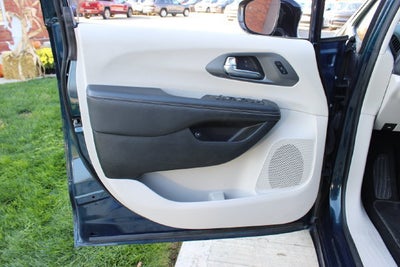 2024 Chrysler Pacifica Hybrid Select